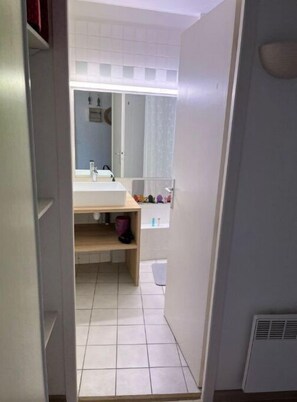Douche, séchoir à cheveux, papier de toilette