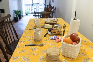 Apartment, 1 Bedroom, Balcony, City View | Dining room