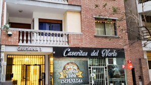 A building with a storefront named "Casertas del Norte EMPANADAS". - Cosy Local Artist's Flat, Central Location, Fully Equipped (Córdoba)