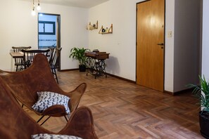 Apartment, 1 Bedroom, Balcony, City View | Dining room - Cosy Local Artist's Flat, Central Location, Fully Equipped (Córdoba)