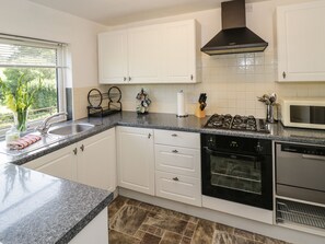 冰箱、洗碗机、电热水壶、烤面包机