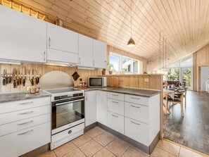 Refrigerador, microondas, lavavajillas y utensilios de cocina 