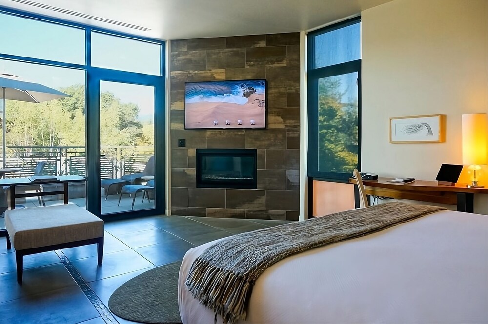 2 Relaxing Units! Rooftop Pool, Parking! Minutes to Napa Valley