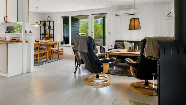 Ein modernes Interieur mit Essbereich, einer Sofagarnitur und einem Kamin.