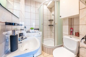 Haartrockner, Handtücher, Seife, Toilettenpapier