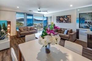 Apartamento, 2 habitaciones, junto a la playa (Poinciana 206) | Zona de estar | Televisión LCD de 40 cm con canales digitales
