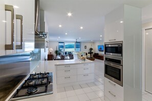 Apartment, 3 Bedrooms, Beachside (Poinciana 212) | Private kitchen