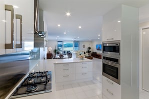 Apartment, 3 Bedrooms, Beachside (Poinciana 212) | Private kitchen