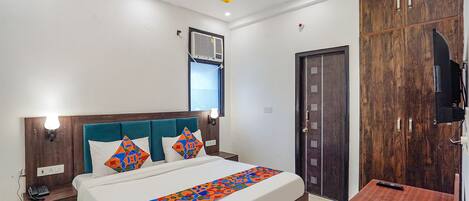Egyptian cotton sheets, premium bedding, in-room safe, WiFi (free)