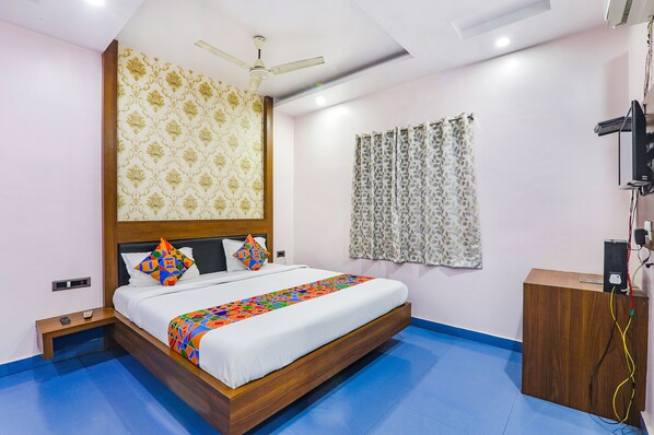 Egyptian cotton sheets, premium bedding, in-room safe, free WiFi