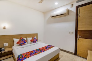 Egyptian cotton sheets, premium bedding, in-room safe, free WiFi