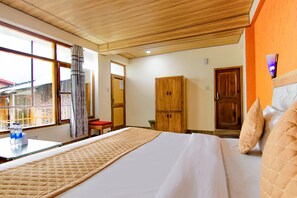 Egyptian cotton sheets, premium bedding, in-room safe, free WiFi
