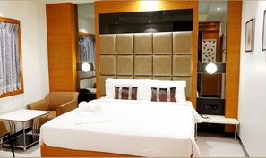 Egyptian cotton sheets, premium bedding, in-room safe, free WiFi