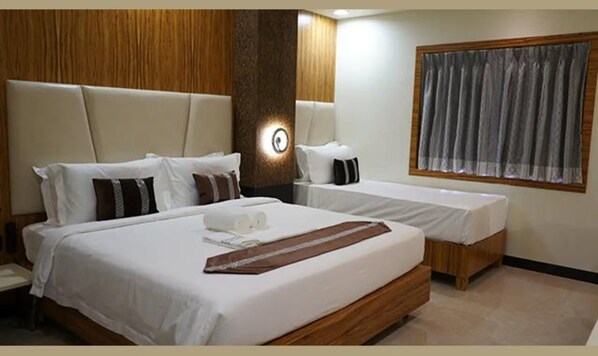 Egyptian cotton sheets, premium bedding, in-room safe, free WiFi