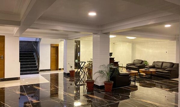 Lobby sitting area - Fabhotel Prime The Daffodils (Dehradun)