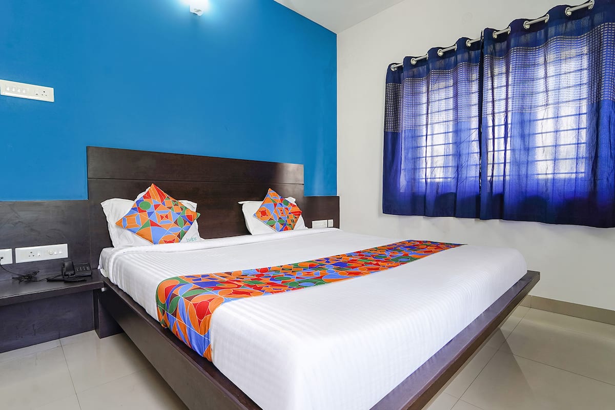 deluxe room | egyptian cotton sheets, premium bedding, in-room safe, free wifi