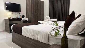 Egyptian cotton sheets, premium bedding, in-room safe, free WiFi