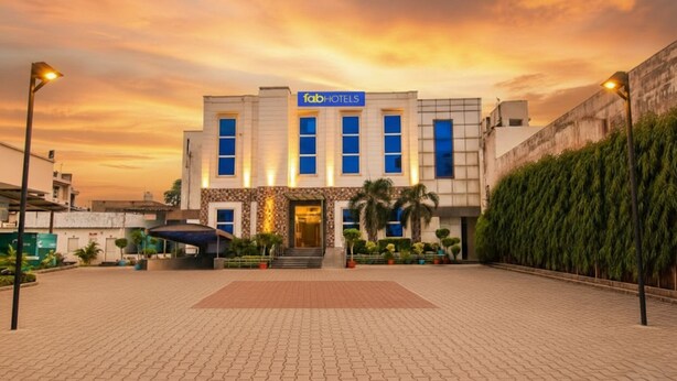 Property entrance - Fabhotel Jalandhar Corporate Suites (Jalandhar)