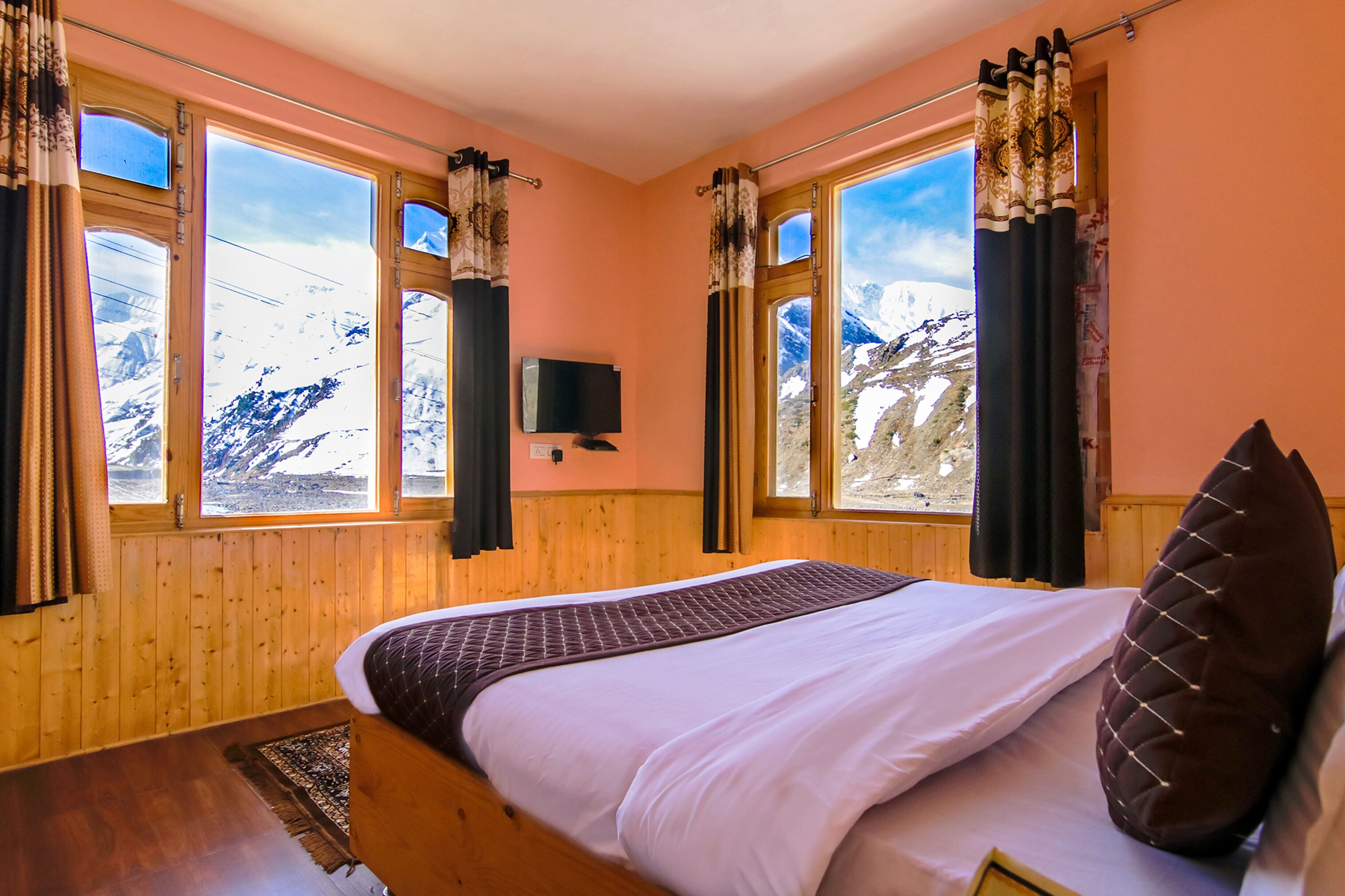 Egyptian cotton sheets, premium bedding, in-room safe, free WiFi