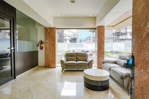 Lobby sitting area - Fabhotel Konar Inn (Navi Mumbai)