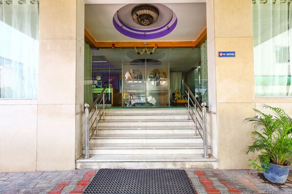 Property entrance - Fabhotel Prime Mahalaya Residency (Chennai)