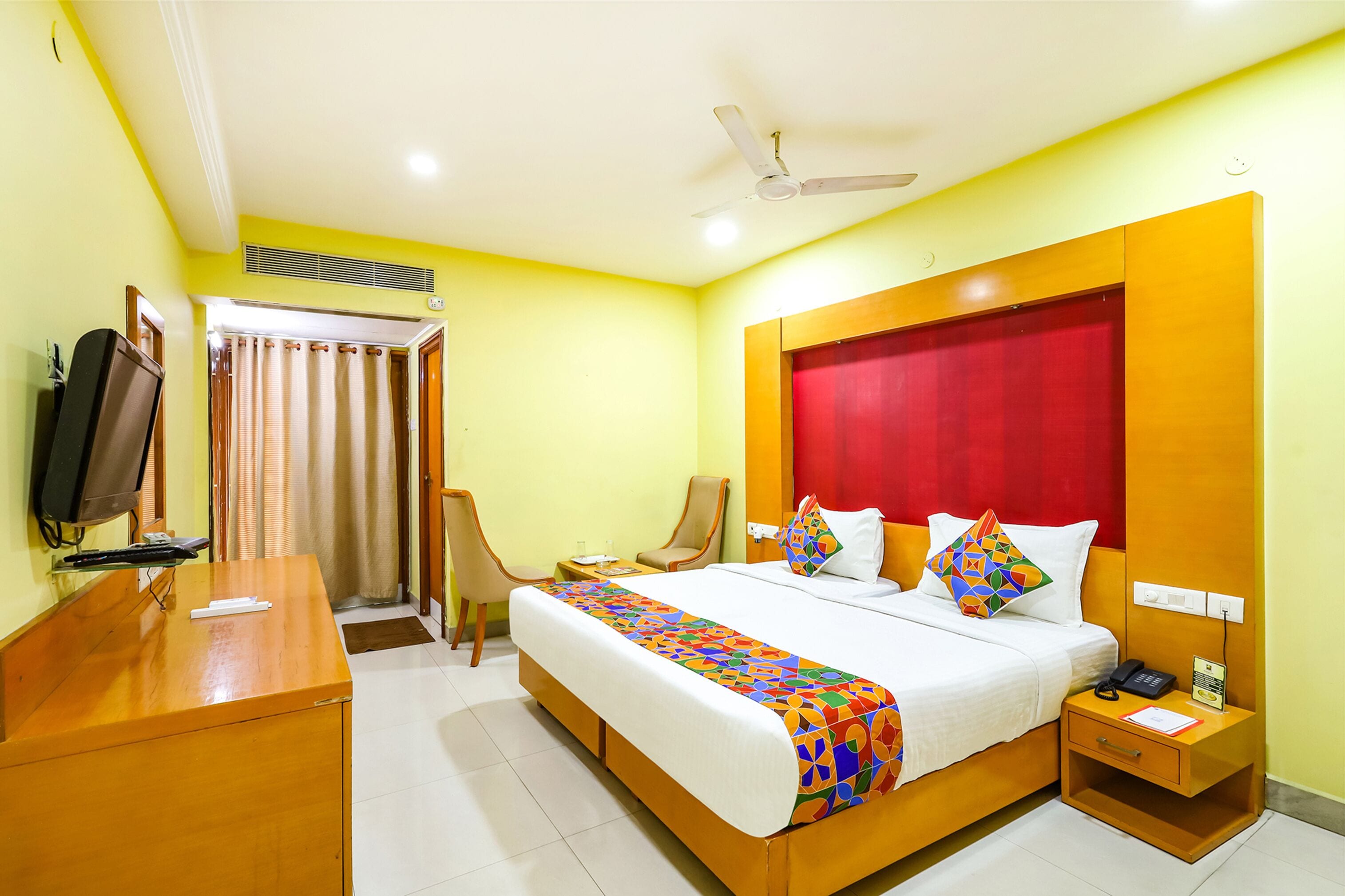 deluxe room | egyptian cotton sheets, premium bedding, in-room safe, free wifi