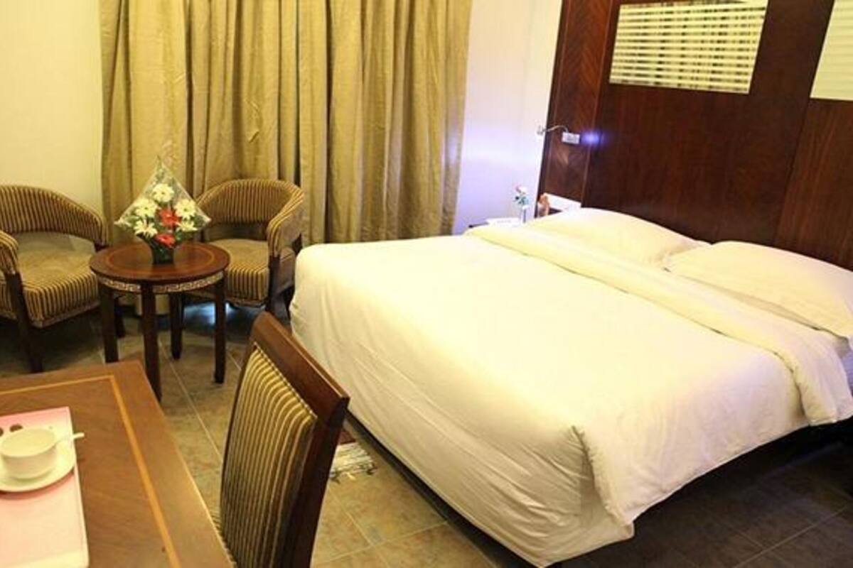 Egyptian cotton sheets, premium bedding, in-room safe, free WiFi
