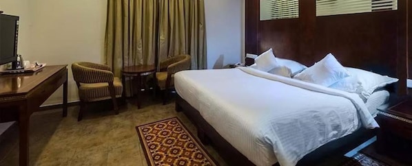 Egyptian cotton sheets, premium bedding, in-room safe, free WiFi