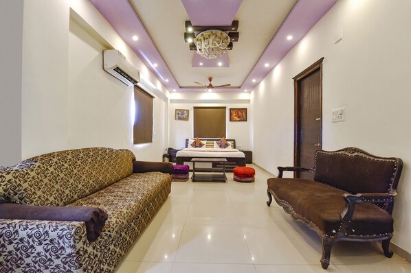 Egyptian cotton sheets, premium bedding, in-room safe, free WiFi - Fabhotel Crystal Inn Ii (Ahmedabad)