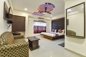 Egyptian cotton sheets, premium bedding, in-room safe, free WiFi