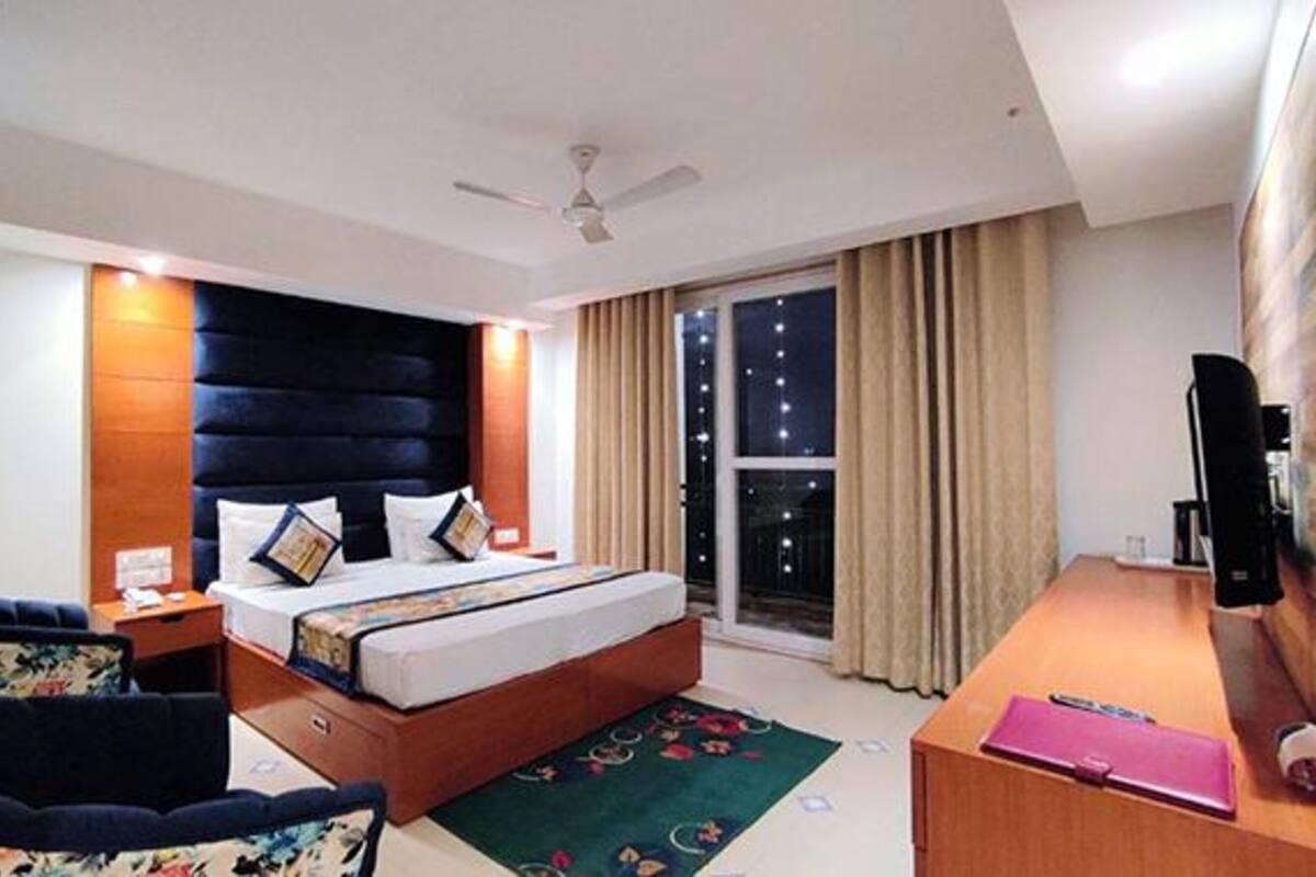 Egyptian cotton sheets, premium bedding, in-room safe, free WiFi