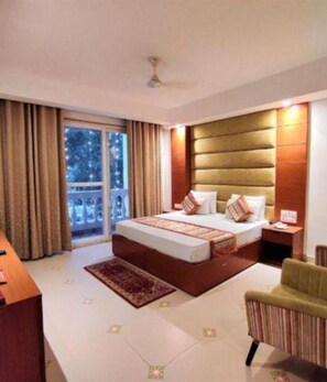 Egyptian cotton sheets, premium bedding, in-room safe, free WiFi