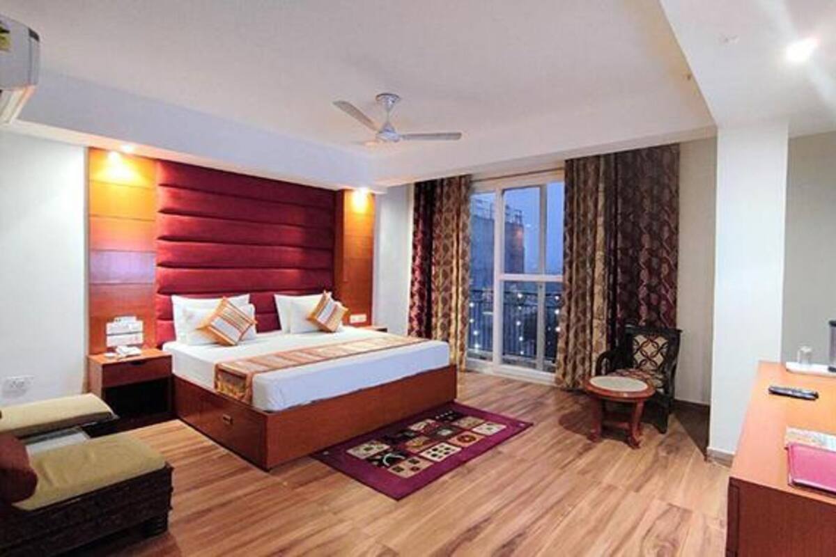 Egyptian cotton sheets, premium bedding, in-room safe, free WiFi