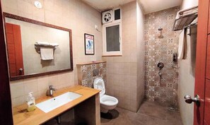 Shower, rainfall showerhead, free toiletries, towels