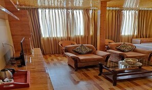 28-inch LCD TV with cable channels - Fabhotel Prime Denzong Shiron (Gangtok)