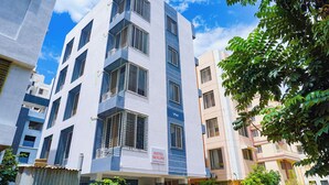 A multi-story hotel with a modern design, featuring balconies and large windows. - Fabhotel Skyline I (Pune)