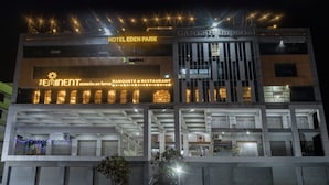 Hotel Eden Park met een zichtbare ingang en borden voor The Eden Restaurant.