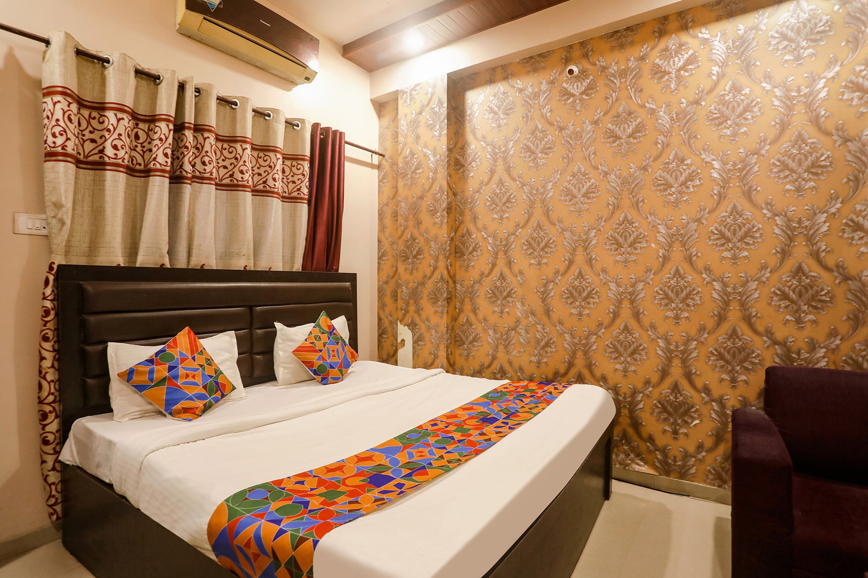 Egyptian cotton sheets, premium bedding, in-room safe, free WiFi