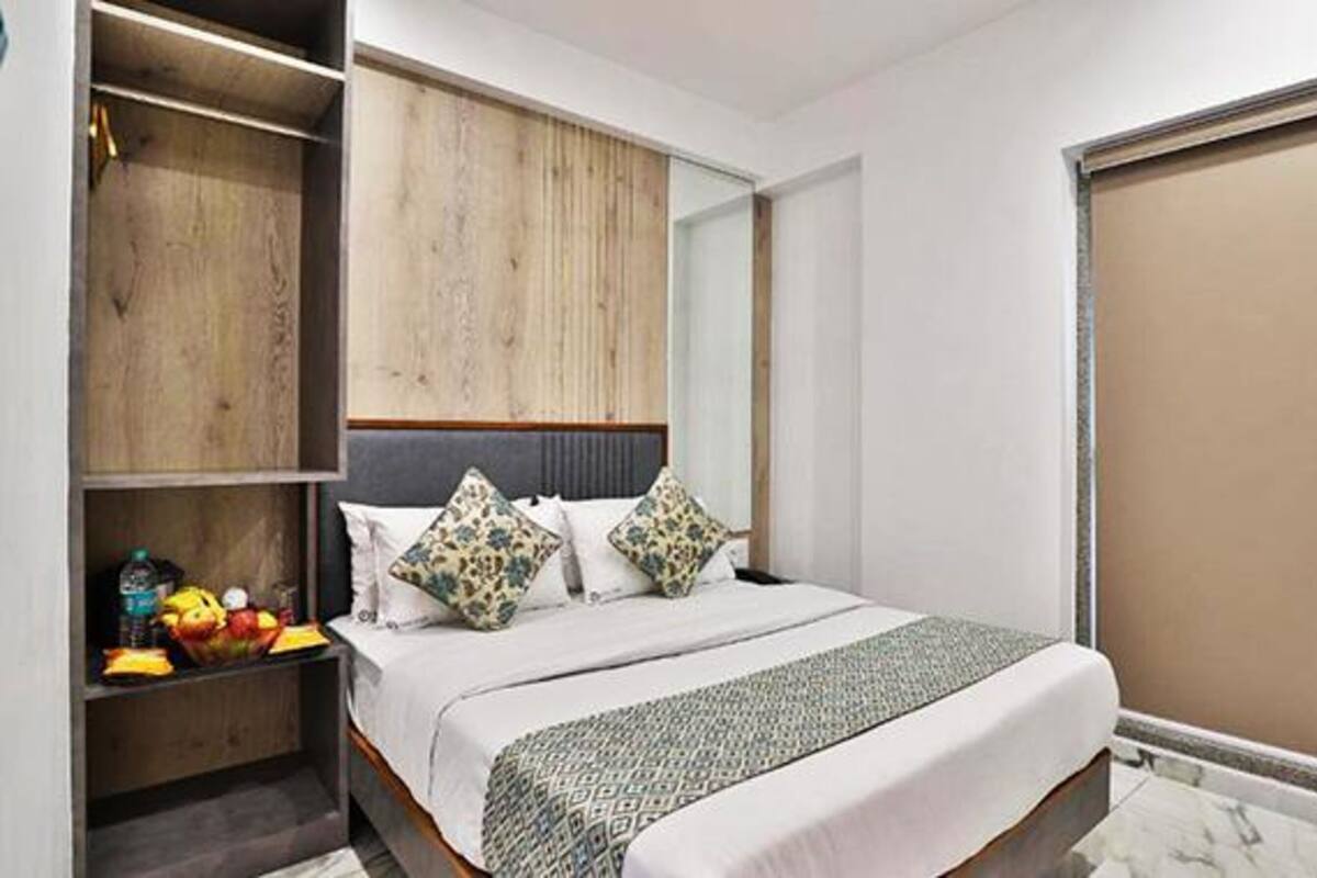Egyptian cotton sheets, premium bedding, in-room safe, free WiFi