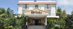 A hotel with a sign reading "KB's Grand" and a staircase leading to the entrance. - Fabhotel Prime Kb'S Grand (Rahata)