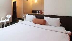A hotel room with a bed, a desk, and a chair. - Fabhotel Prime Kb'S Grand (Rahata)
