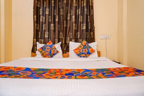 ملاءات من القطن المصري وأغطية فراش متميزة وخزنة داخل الغرفة