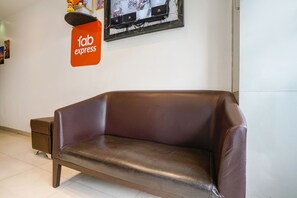 Lobby sitting area - Fabexpress Park Residency (Mumbai)