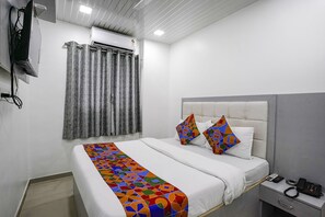 Egyptian cotton sheets, premium bedding, in-room safe, free WiFi - Fabexpress Park Residency (Mumbai)