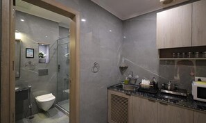 Suite estudio de lujo | Baño | Ducha y cabezal de ducha tipo lluvia
