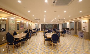 Lobby sitting area - Fabhotel Prime Hampton By Ic'S (Noida)