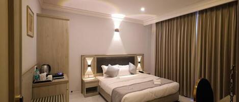 Premium Room | Egyptian cotton sheets, premium bedding, in-room safe, WiFi (free)