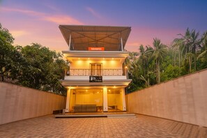 المنشأة من الخارج