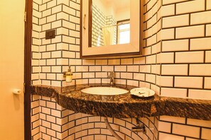 Shower, rainfall showerhead, free toiletries, towels