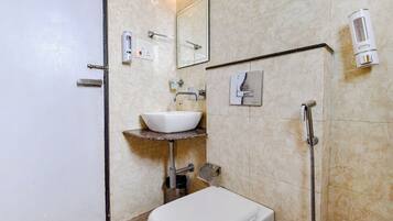 Dusche, Regendusche, kostenlose Toilettenartikel, Handtücher